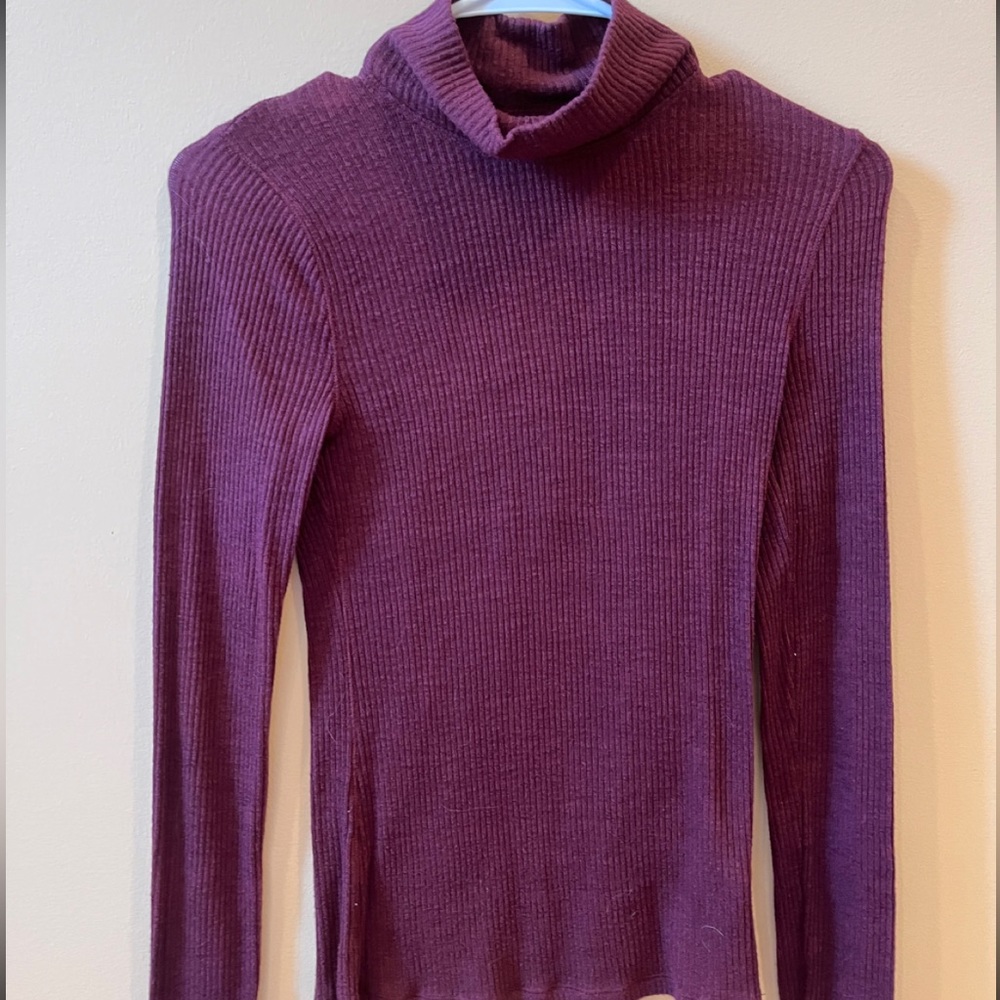 ABERCROMBIE & FITCH BURGUNDY TURTLENECK